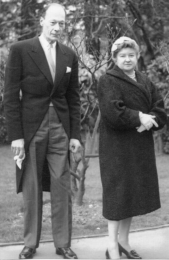 ריכלביץ' ורעייתו יאנינה באנגליה, בתחילת שנות ה־60. "סיימו את חייהם בדירה קטנה בשיכון ציבורי"